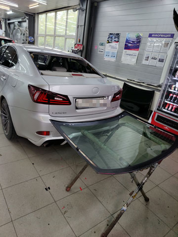 замена заднего стекла на Lexus IS